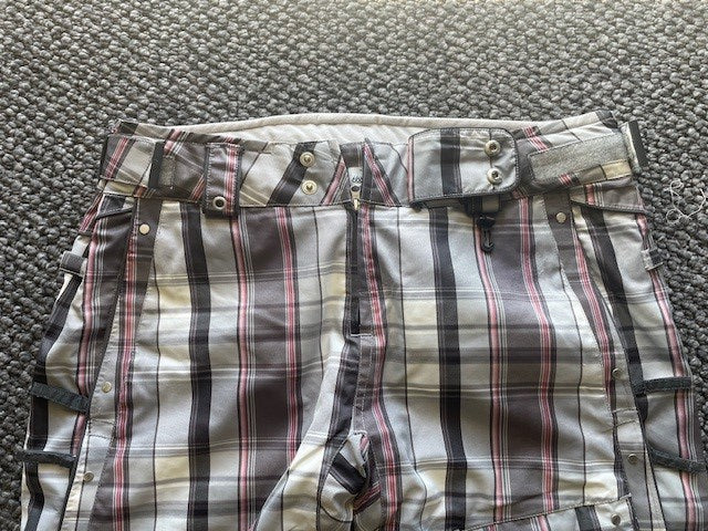 686 Women’s Ski/Snowboard Pants – Size L – Plaid – Excellent Condition