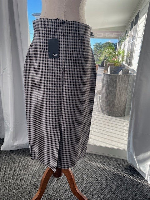 Cue Black & White Houndstooth Midi Skirt | Size 12 | $50.00