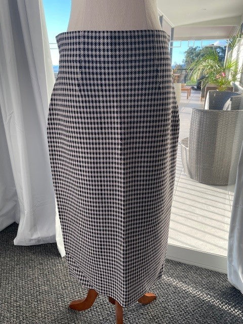 Cue Black & White Houndstooth Midi Skirt | Size 12 | $50.00